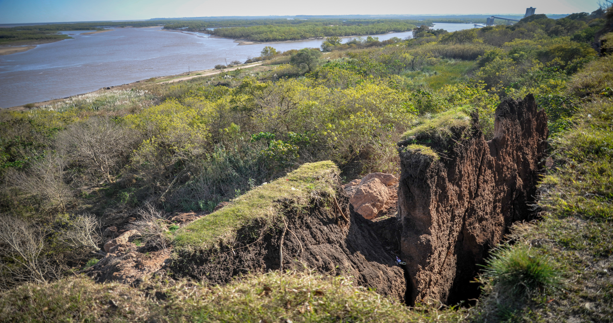 Así lucen las grietas en la ciudad de Diamante, en la provincia Entre Ríos de Argentina. Las intensas lluvias, derivadas del cambio climático, han empeorado las grietas geológicas y, debido a ello, los pobladores han tenido que ser desplazados a lugares más seguros.
