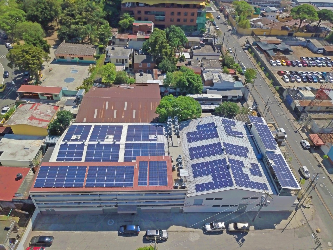 Laboratorios Farkot, en Guatemala, es uno de los proyectos piloto ejecutados por Enertiva. En total se intalaron 377 paneles solares.
