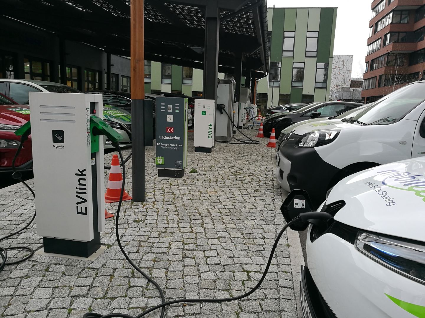 vehículos eléctricos y estación de carga