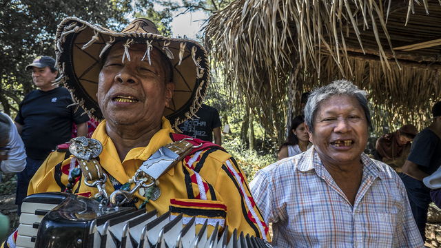 Indígenas Boruca conmemoran la tradicional "Lucha de los Diablitos", una celebración tradicional de este pueblo, ubicado en el sur de Costa Rica. Esta es una representación simbólica de perseverancia y fortaleza, en pro de la conservación del medio ambiente a través del patrimonio cultural. Wikimedia Commons