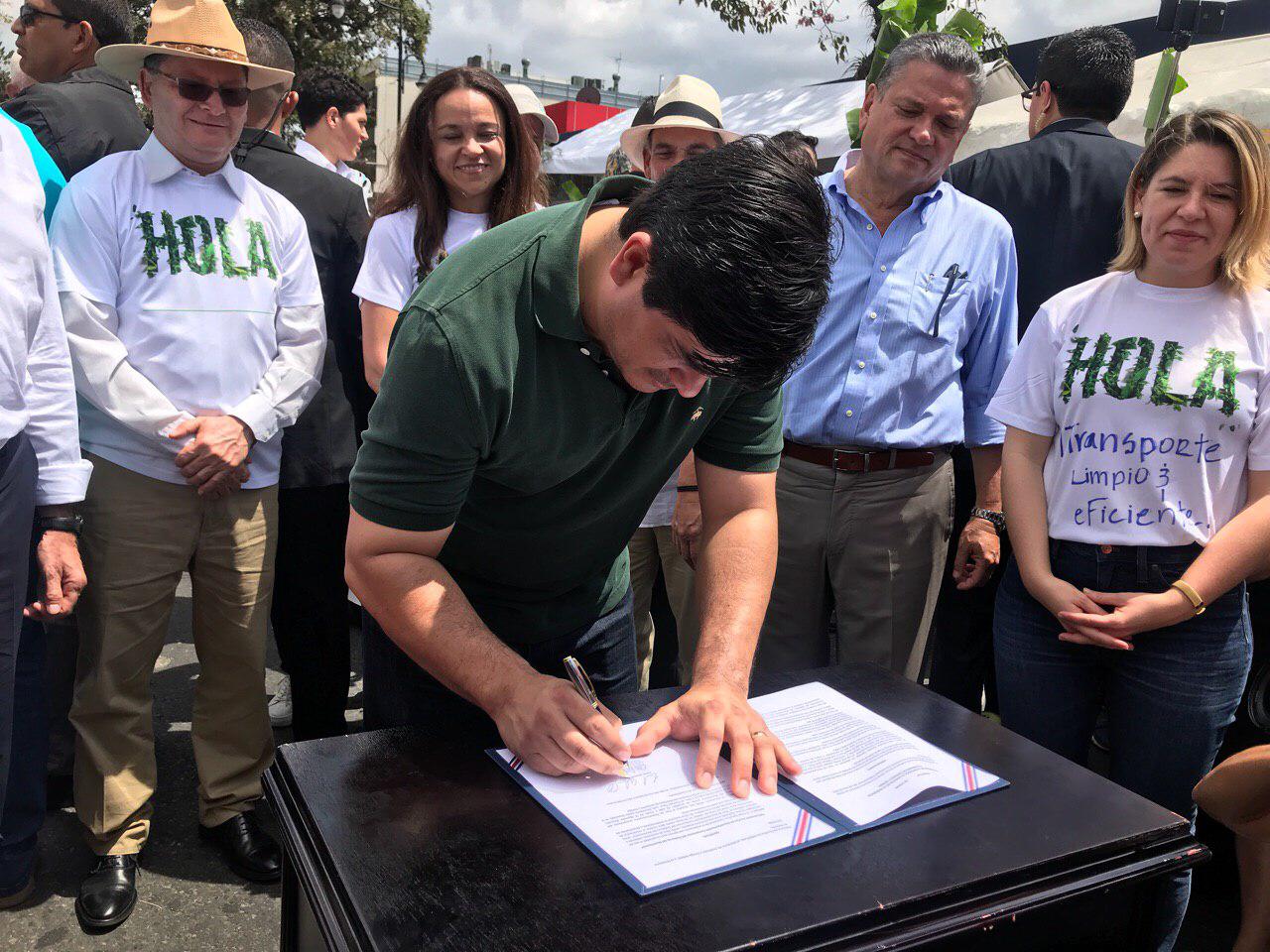 El Presidente de la República de Costa Rica, Carlos Alvarado Quesada, firmó el decreto que oficializa el Plan Nacional de Descarbonización y rubricó la Ley sobre Movilidad y Seguridad Ciclística.