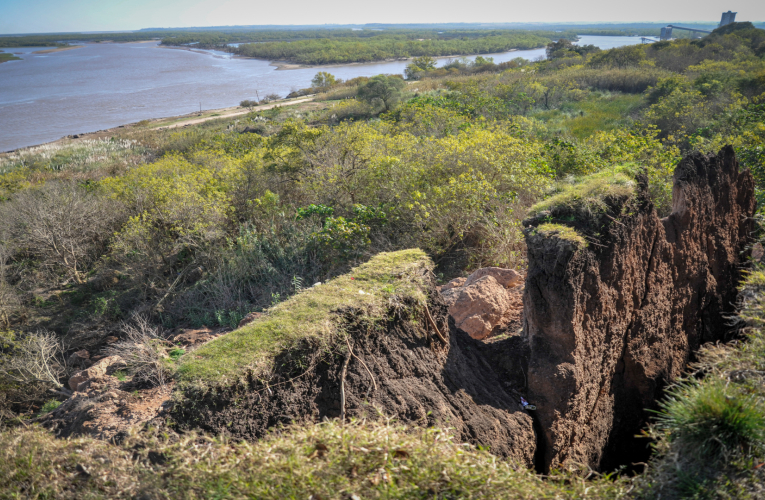 Así lucen las grietas en la ciudad de Diamante, en la provincia Entre Ríos de Argentina. Las intensas lluvias, derivadas del cambio climático, han empeorado las grietas geológicas y, debido a ello, los pobladores han tenido que ser desplazados a lugares más seguros.