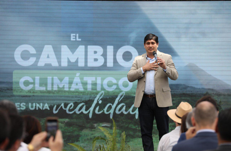 El presidente de Costa Rica, Carlos Alvarado Quesada, presentó la visión que impulsó el Plan Nacional de Descarbonización 2019-2050. Además, hoy firmó el decreto que formaliza este plan de acción que pretende hacer operativos los compromisos adquiridos ante el Acuerdo de París.