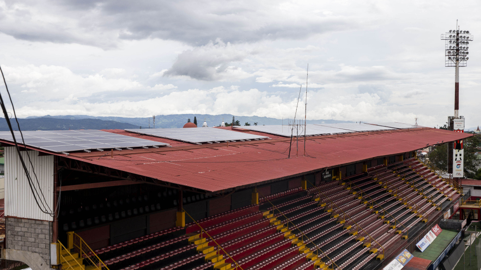 Los paneles solares se colocaron en los techos de las graderías sur y este del estadio Alejandro Morera Soto. Alejandro Gamboa / Grupo Nación