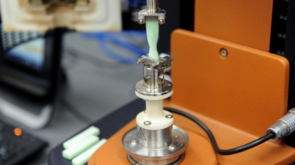Se utilizaron diversos equipos de Lanotec para realizar pruebas al material. Por ejemplo, aquí se está midiendo la resistencia del Biofoam que se desarrolló para confeccionar tablas de surf. Melissa Fernández / Grupo Nación