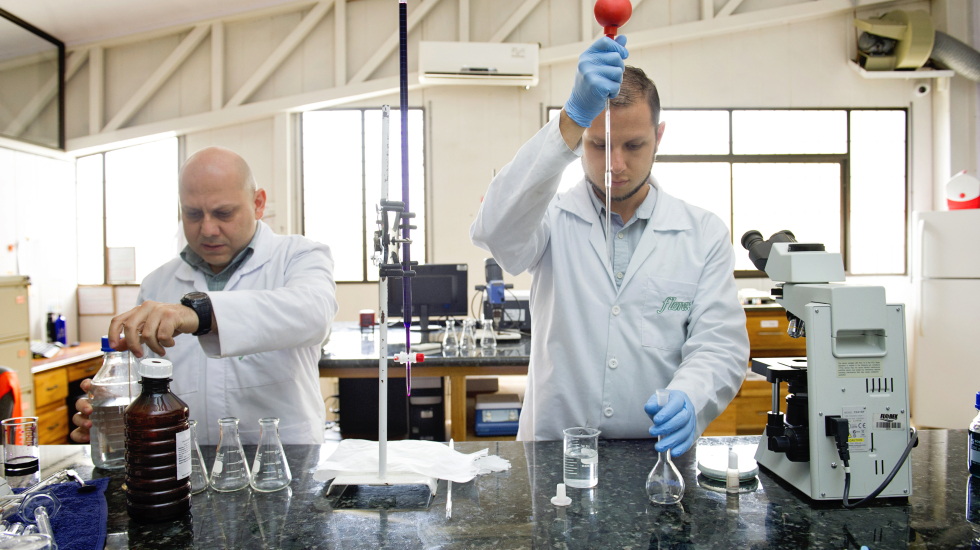 Florex cuenta con su propio laboratorio de investigación, el cual echa mano de la biodiversidad costarricense para inspirar nuevas fórmulas para sus productos. Nina Cordero / Grupo Nación