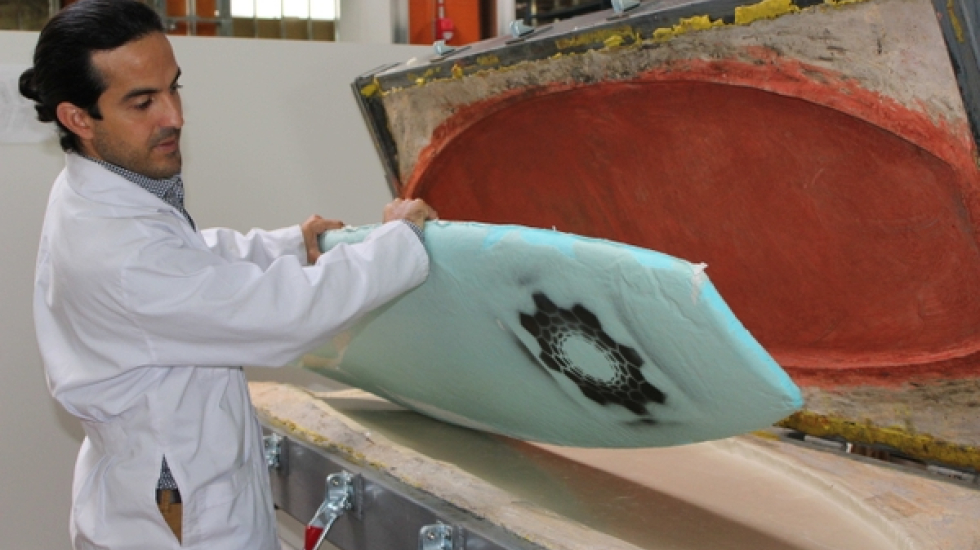 Rodolfo González extrae la espuma del molde, el cual también fue diseñado por Govan Project y Lanotec utilizando nanotecnología. Melissa Fernández / Grupo Nación