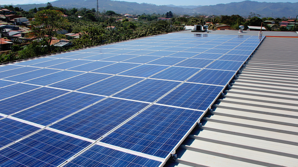 Toda la energía de la planta proviene de paneles solares colocados en el techo de la fábrica. Nina Cordero / Grupo Nación